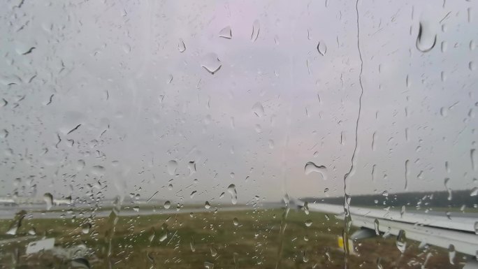 飞机起飞，窗外下雨