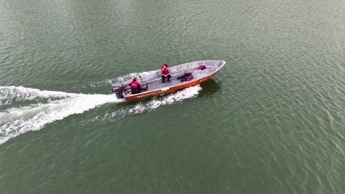 4K航拍资江中行驶的冲锋舟快艇小船