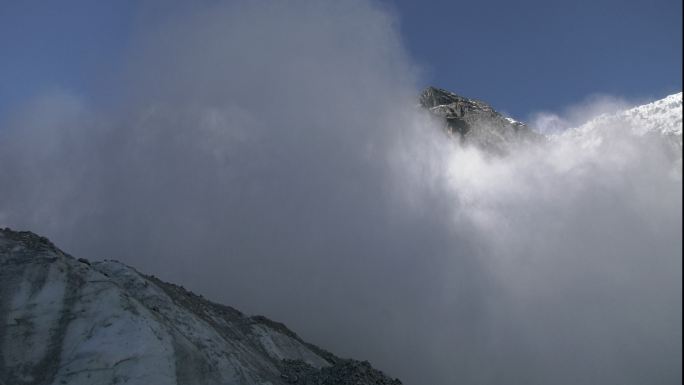 贡嘎雪山 雪崩 雪雾