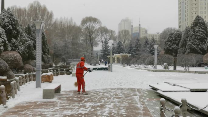 公园环卫工人在扫雪