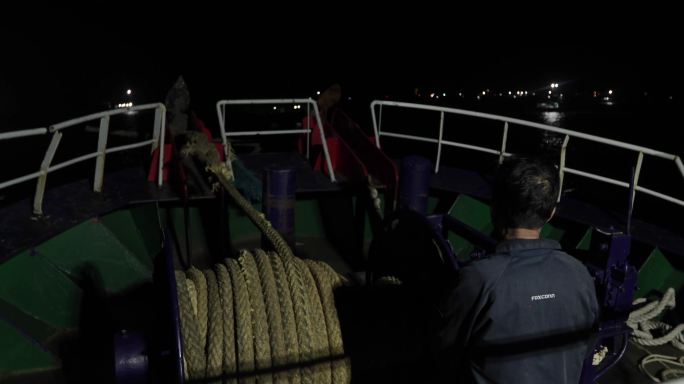 4kl1广东雷州市渔民准备停船放锚背影