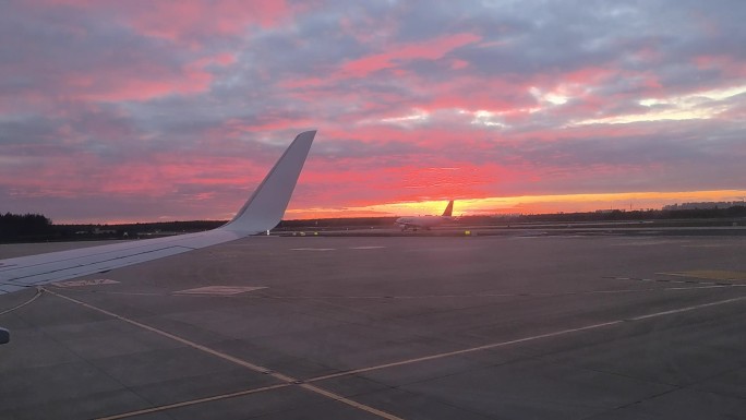 机场美丽的夕阳，夕阳飞机降落