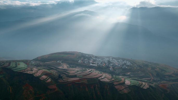 云南乡村振兴视频东川红土地早晨丁达尔光