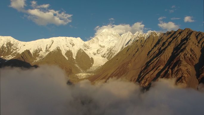 航拍贡嘎雪山山峰穿过云雾