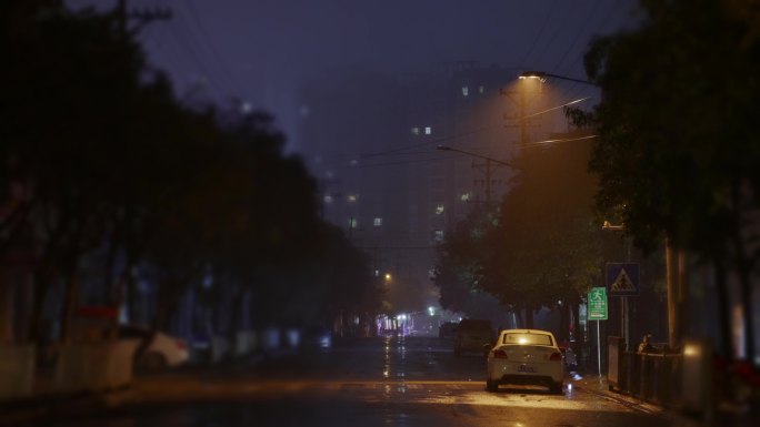 雨夜空荡荡的街道路灯