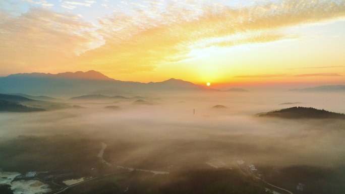 清晨日出云雾缭绕层山叠嶂