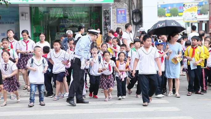 交通安全课 交警指挥  学生过斑马线