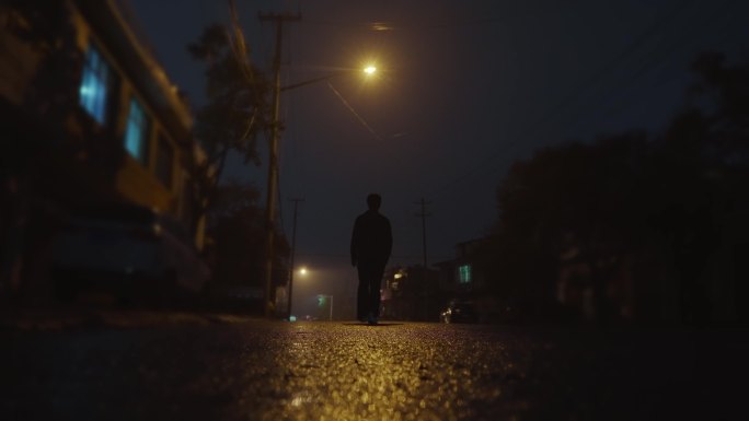 一个人走在雨夜