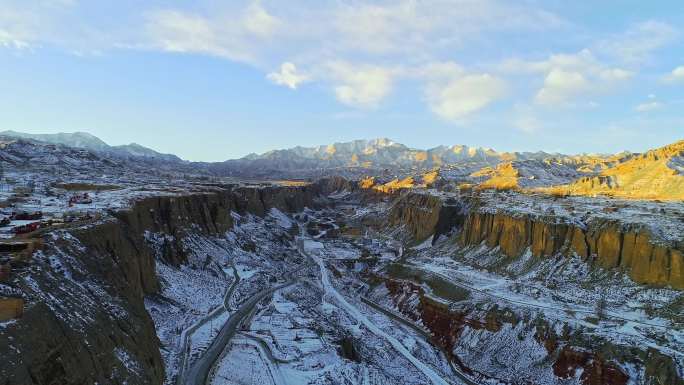 冬天祁连山玉门老君庙油田山谷雪景