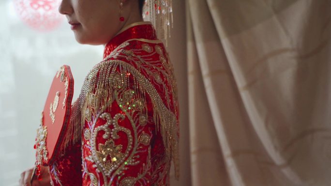 中式新娘子的扇子喜字红色