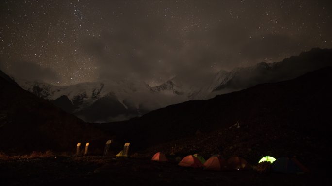 贡嘎雪山营地帐篷星空云雾