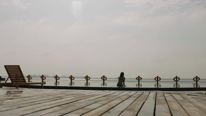 美女海滩浴场泳池游泳