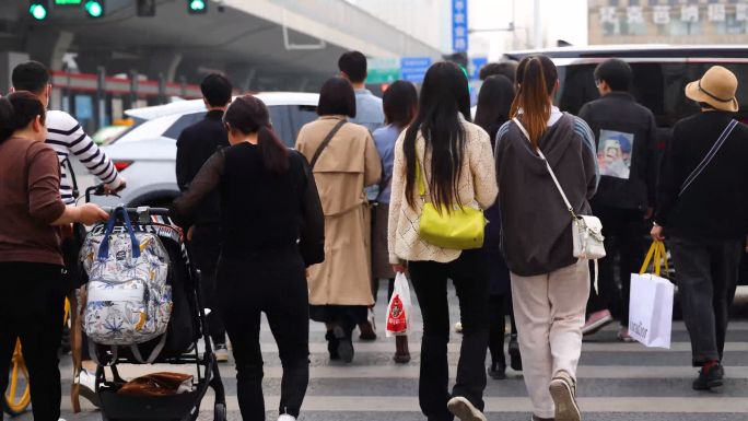 人群过马路 脚步特写 慢门拍摄 人流车辆