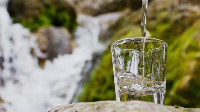 酒杯 倒酒 生态 自然 流水