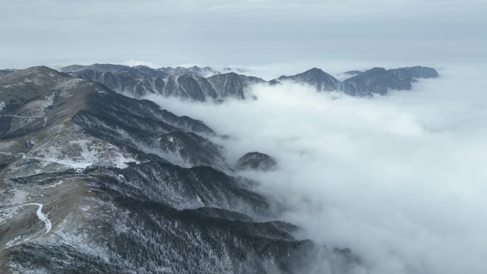 航拍神农架云雾雪景