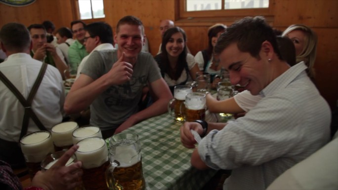 德国慕尼黑啤酒节 外国人喝啤酒竖大拇哥