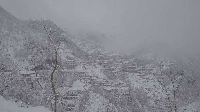 南方雪山航拍下雪天高山