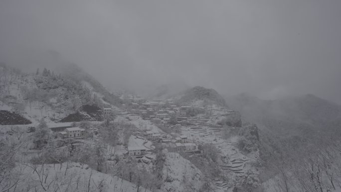 南方雪山航拍下雪天高山