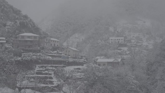 南方雪山航拍下雪天高山