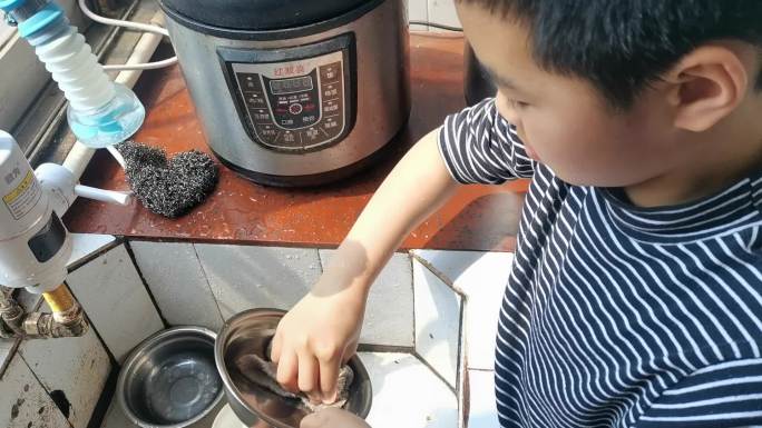 小孩厨房洗碗筷品德教育