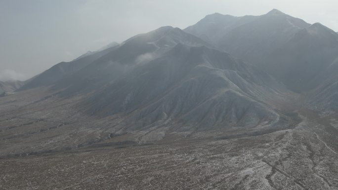 雪后甘肃西北祁连山烽火台遗迹古迹