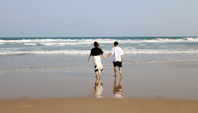 情侣恋人海边牵手看海 沙滩玩耍 散步奔跑