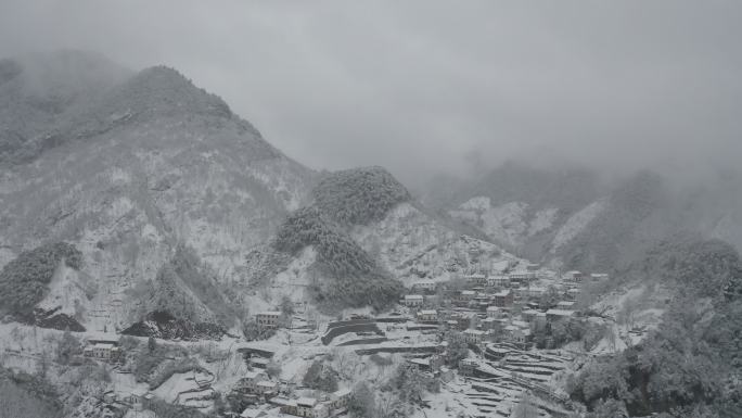 南方雪山航拍下雪天高山