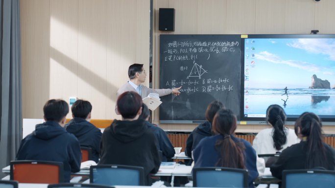 学校课堂中年男教师上课给学生解答问题