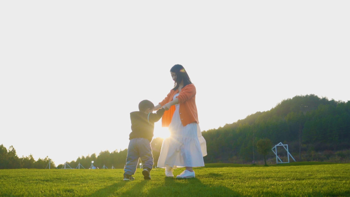 儿童节妈妈陪伴孩子转圈圈温馨家庭伟大母爱