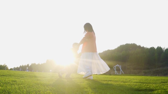 伟大母爱儿童节妈妈陪伴孩子转圈圈温馨家庭