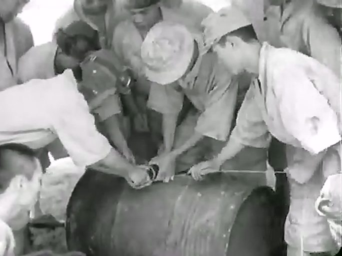 1941年侵华日军 畅饮啤酒