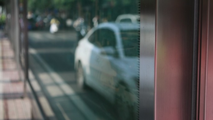 公交车站牌镜像反光车流原素材
