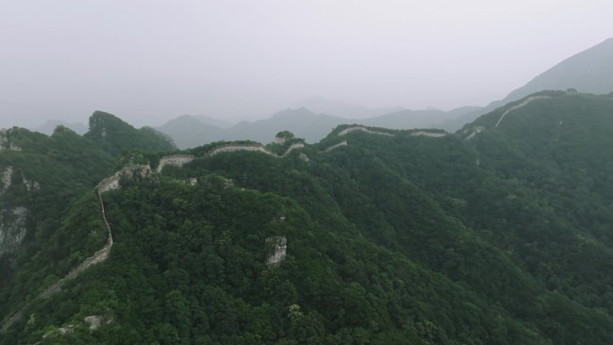 航拍司马台长城雨后云海