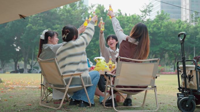 喝饮料庆祝