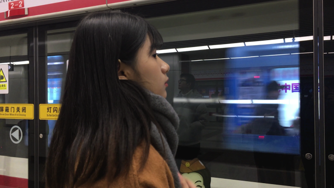 地铁站女孩上班赶地铁买票匆忙错过地铁