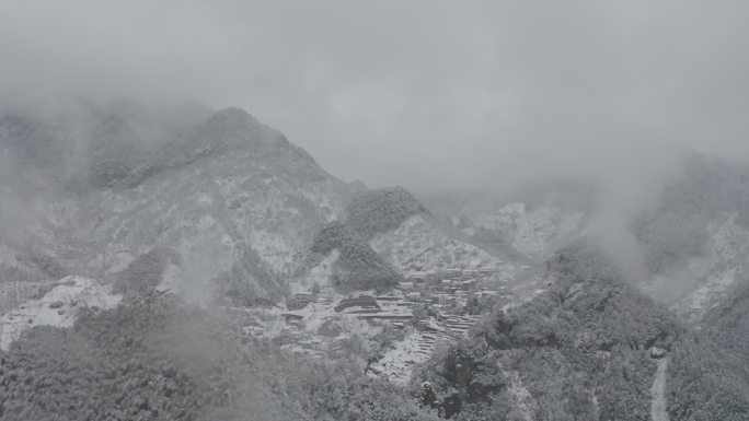 南方雪山航拍下雪天高山