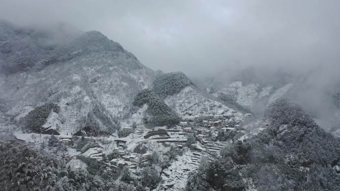 南方雪山航拍下雪天高山