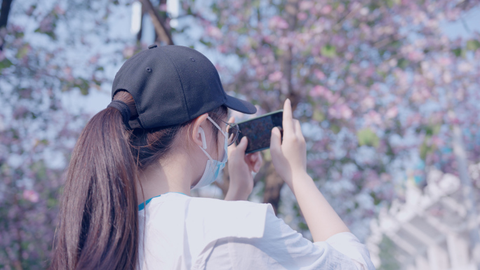 春光明媚女孩拿着相机拍照春游4k视频素材