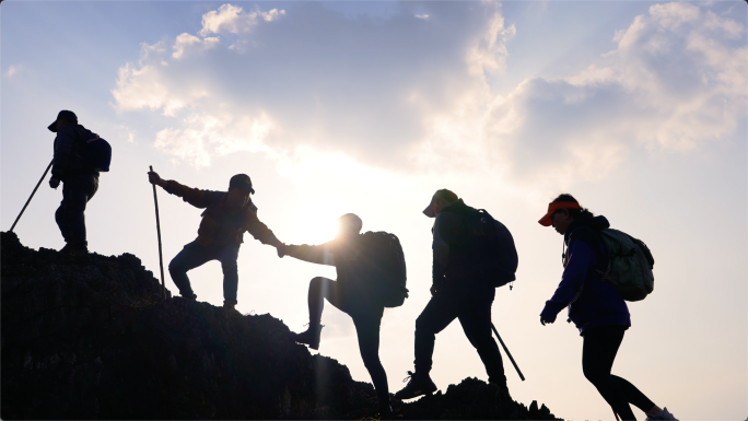 登山团队手拉手同心协力一起登山徒步登高峰