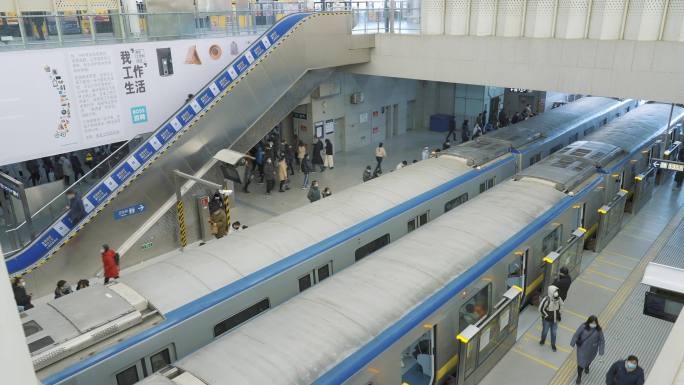 北京人来人往拥挤的地铁站
