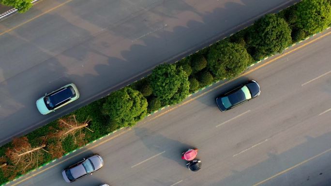 汽车车辆在公路行驶绿化带对称下班高峰期