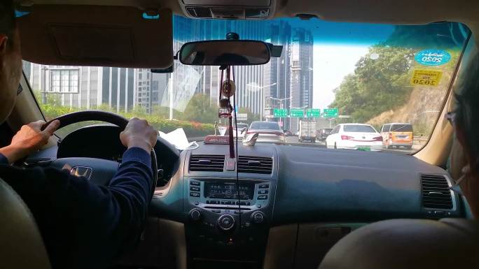 司机城市开车 车窗外风景  开车过隧道