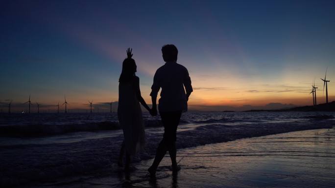 情侣在夕阳的海边漫步沙滩奔跑孩子玩耍