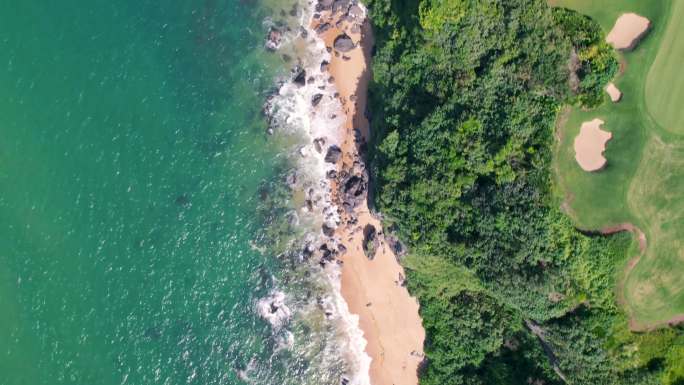 航拍海滩 海岸线 海边礁石 山钦湾燕子洞