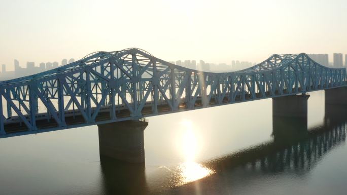 清晨唯美逆光拍摄高铁驶过赣江大桥