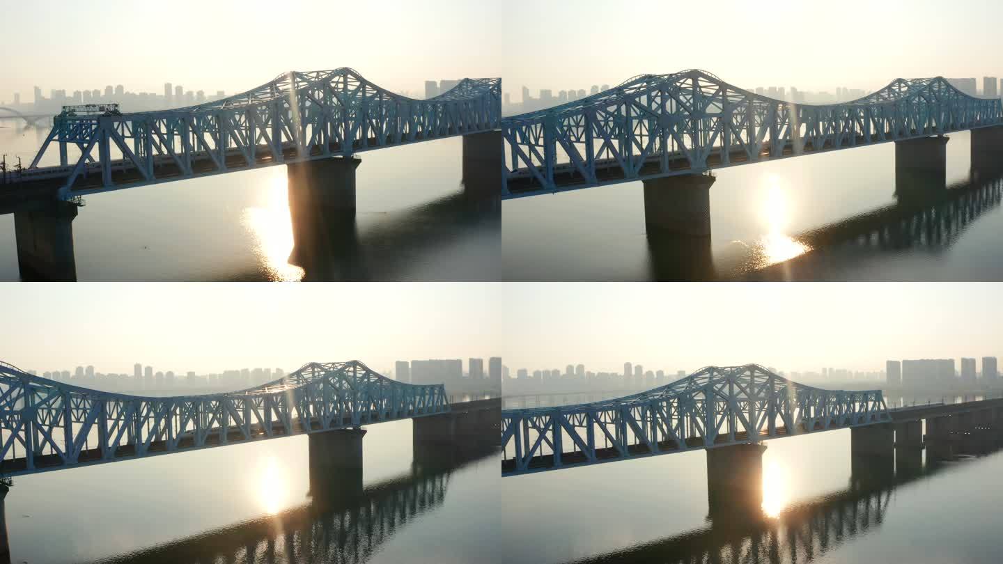 清晨唯美逆光拍摄高铁驶过赣江大桥