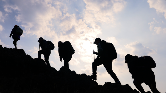 背包客登山团队登山行者爬山逆光前行人物光