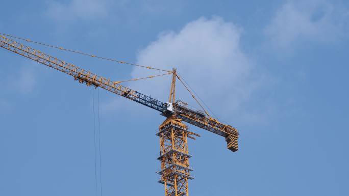 4k蓝天白云城市建设施工工地高空塔吊作业