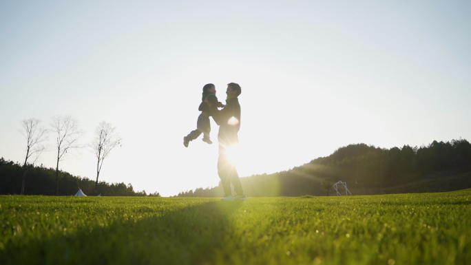 父亲抱起小孩妈妈抱起小孩转圈圈温馨家庭