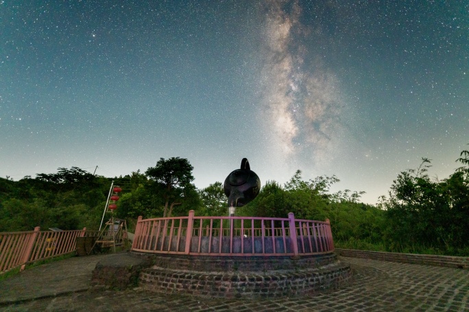 唯美茶园山顶雕塑星空银河延时